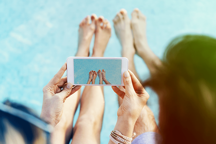 Foto piedi amiche piscina